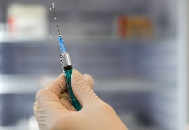 AstraZeneca коронавирусга қарши вакцинанинг ножўя таъсирларини тан олди