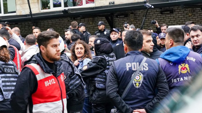Туркия полицияси Истанбулдаги намойишларда 200 дан ортиқ одамни ҳибсга олди
