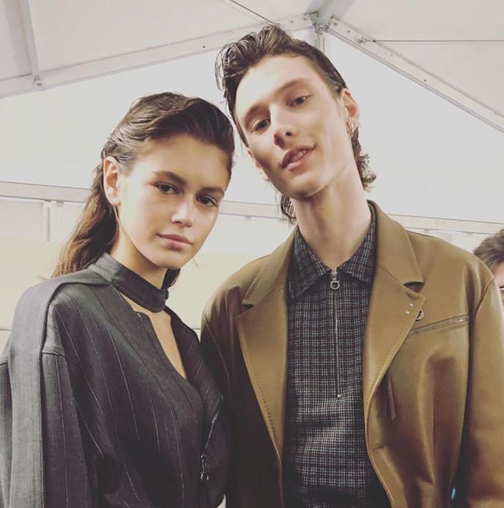 Kolbasa porno Qisqa yubkalar jinsiy aloqa