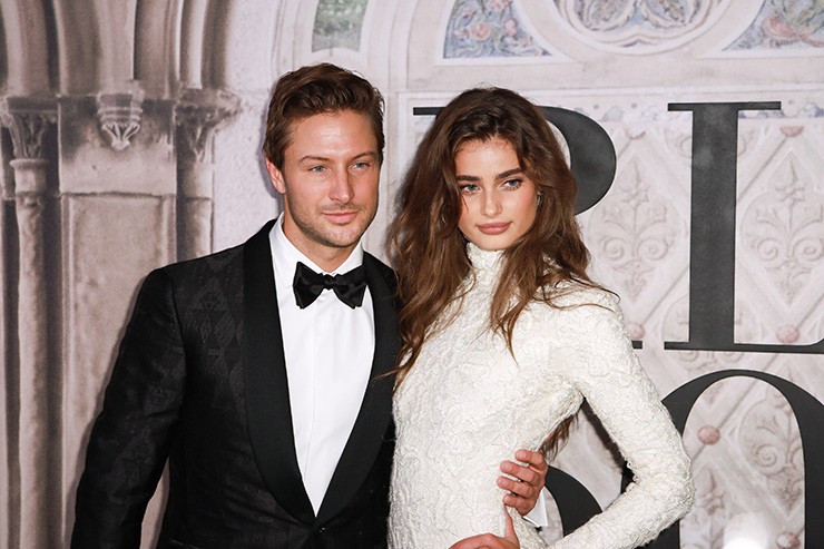 Katta Dik u ogriqdan qichqiradi Katta eshaklar HD porno