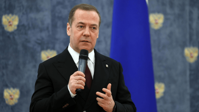 Медведов: "Бу тинчлик режаларини бир жойингизга тиқиб қўйинг!"