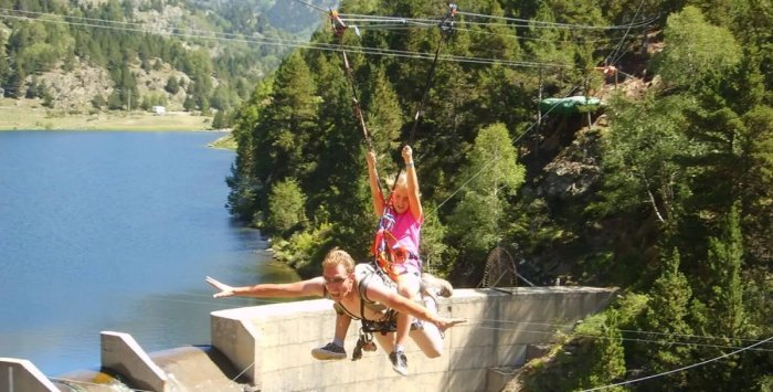 Франциядаги истироҳат боғи директори Исроиллик бўлган ёш болаларни "зиплайн"га киришига рухсат бермади