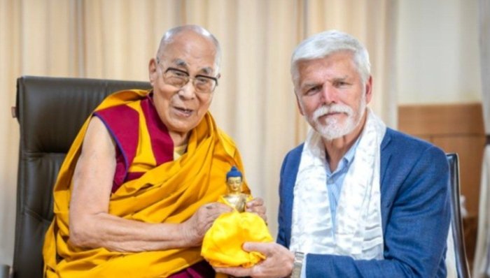 Хитой Ҳиндистонда Тибетнинг диний етакчиси Далай-Лама XIV билан учрашганидан сўнг Чехия президенти Петр Павел билан алоқаларни узди