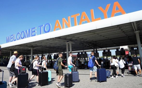 Antaliya aeroporti parvozlarni kechiktirish bo‘yicha rekord o‘rnatdi 
