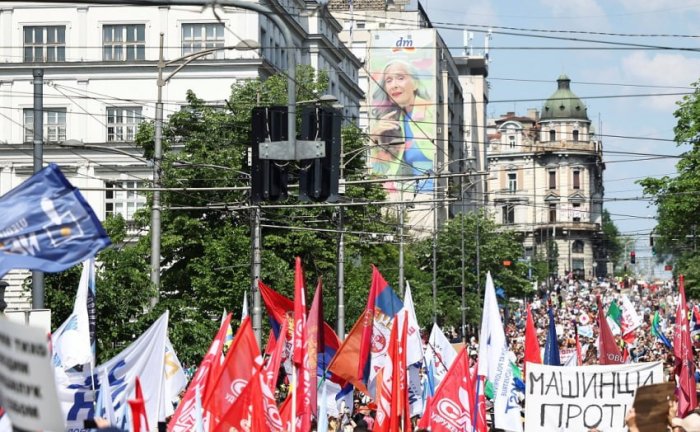 Нови-Саддаги фожиа: минглаб серблар намойиш қилиш учун кўчаларга чиқишди Нови-Саддаги фожиа: минглаб серблар намойиш қилиш учун кўчаларга чиқишди