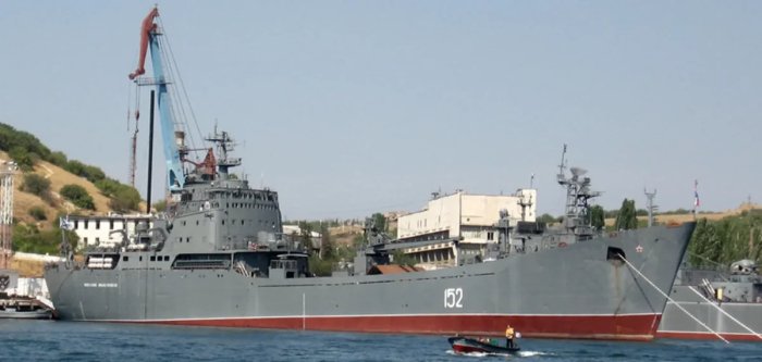 Ukraina Rossiyaning 150 million dollarlik ikkita desant kemasiga zarba berdi