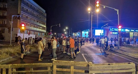 Сербияда талабалар талаблари бажарилиши учун йўлларни тўсиб қўйди Сербияда талабалар талаблари бажарилиши учун йўлларни тўсиб қўйди