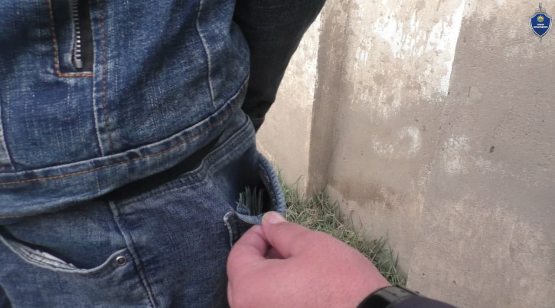 Erika transseksual xoreograf. Kozokdagi stolda it uslubi