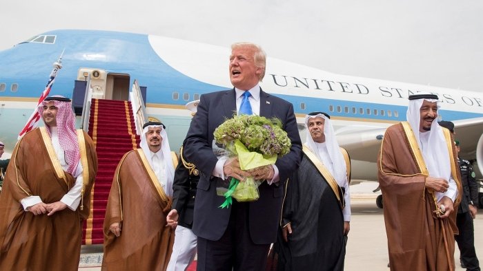 Axios: Трамп Саудияда минтақа давлатлари раҳбарлари билан учрашмоқчи