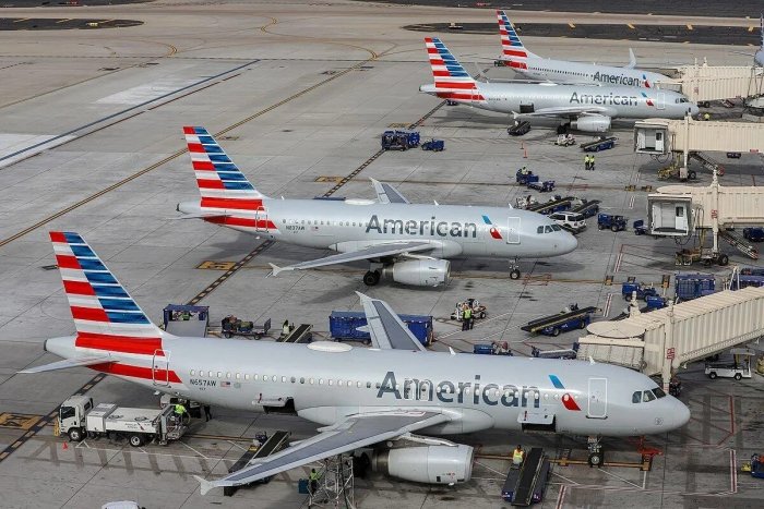 Америкaнинг энг йирик авиакомпанияси American Airlines техник носозлик туфайли АҚШдаги барча рейсларни тўхтатди