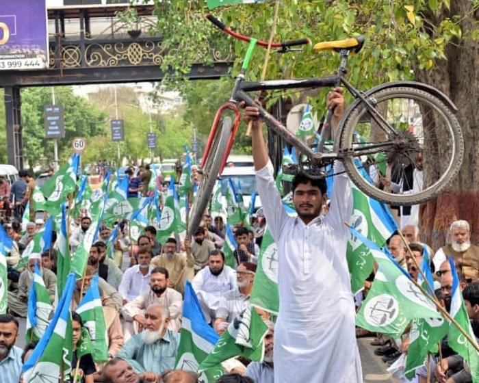 Pokiston yoqilg‘i narxi oshishiga qarshi noroziliklardan so‘ng bepul jamoat transportini e’lon qildi