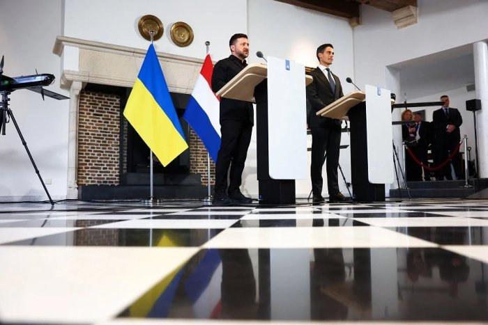 Zelenskiyning tarjimoni mikrofon o‘chirilganini sezmay so‘kinib yubordi