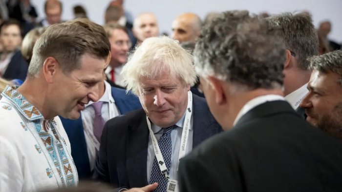 Buyuk Britaniyaning sobiq bosh vaziri va Finlyandiya prezidenti Kiyevdagi konferensiyada tortishib qoldi