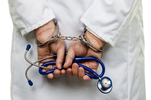 Ногиронлик нафақасини «нархлаган» шифокорга суд ҳукми ўқилди