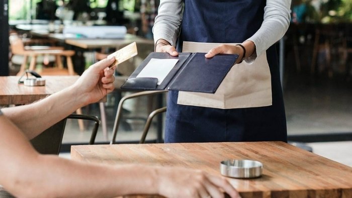 Кафе ва ресторанларда ундирилаётган 15-20 фоиз хизмат ҳақи қонунга хилоф – Рақобат қўмитаси