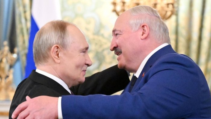 Лукашенко Путинни ҳамма билан баҳам кўришга тайёр