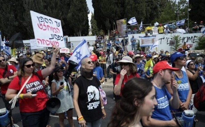 Иерусалимда бош вазир канцелярияси олдида бош прокурорнинг ишдан бўшатилишига қарши норозилик намойиши ўтмоқда