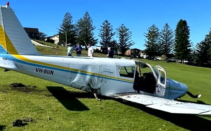 Avstraliyada samolyot golf maydoniga quladi