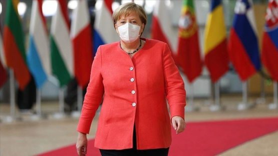Меркел: "AstraZeneca вакцинасини қабул қиламан, аммо навбатимни кутишим керак"