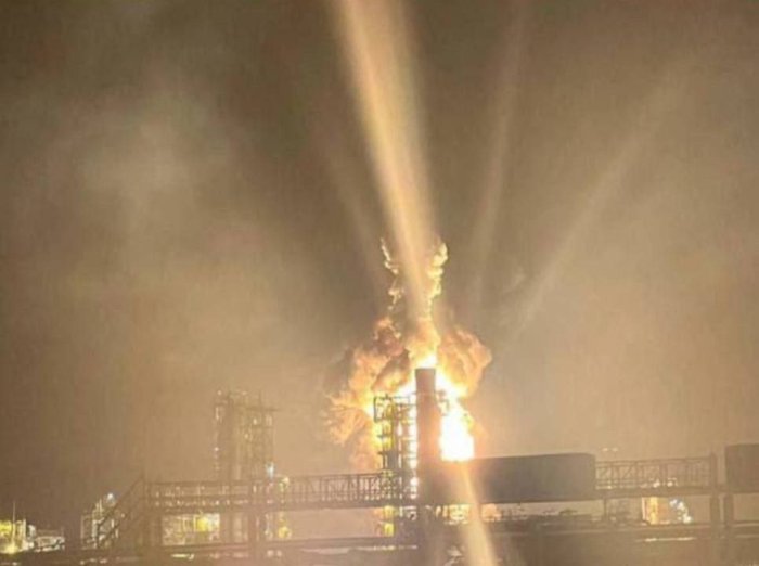  Россиянинг энг йирик нефтни қайта ишлаш заводларидан бирига дронлар ҳужум қилди