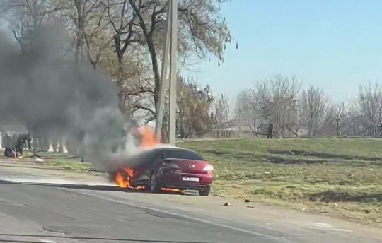 Toshkent viloyatida Mazda mashinasi yonib ketdi