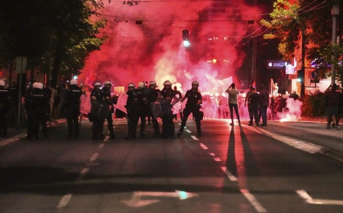 Сербиядаги намойишчилар "талаблар қондирилмагунча" кўчаларни беркитиб қўйишларини маълум қилишди