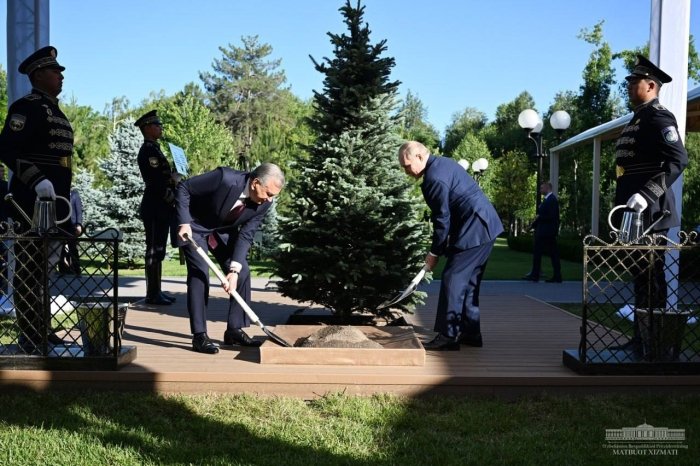 Мирзиёев ва Путин Фахрий меҳмонлар хиёбонида биргаликда дарахт экди
