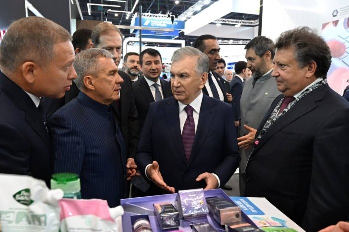 Ўзбекистон Президенти "ИННОПРОМ" халқаро кўргазмасини бориб кўрди