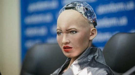 Putin haqida berilgan savolga robot Sofiya qanday javob berdi?