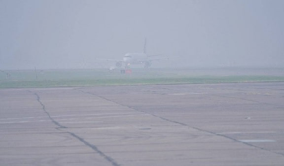 Қалин туман туфайли самолётлар Тошкент аэропортига қўна олмаяпти