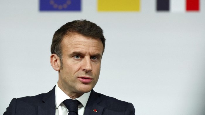 Сиёсатчи Франция парламентидан Макронга импичмент эълон қилишни талаб қилди
