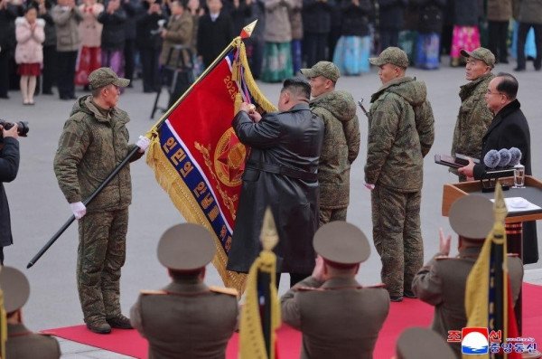 Россиядаги жанглардан қайтган КХДР аскарлари шарафланди (Видео)