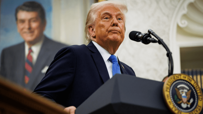 Трамп маъмурияти АҚШ Миллий хавфсизлик кенгашининг ўнлаб ходимларини ишдан бўшатди