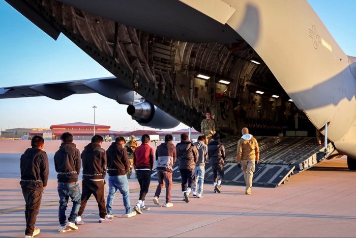 Трамп маъмурияти 2025 йилда қарийб 327 минг муҳожирни депортация қилди