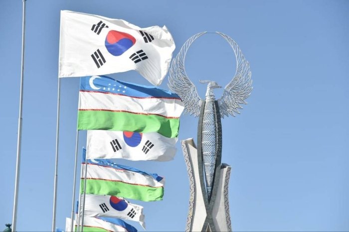 Koreya Respublikasi Prezidenti “Yangi O‘zbekiston” bog‘idagi Mustaqillik monumenti poyiga gul qo‘ydi