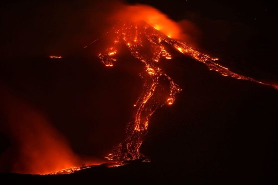 Evropadagi qadimiy Etna vulqoni qayta uyg‘ondi (+foto)