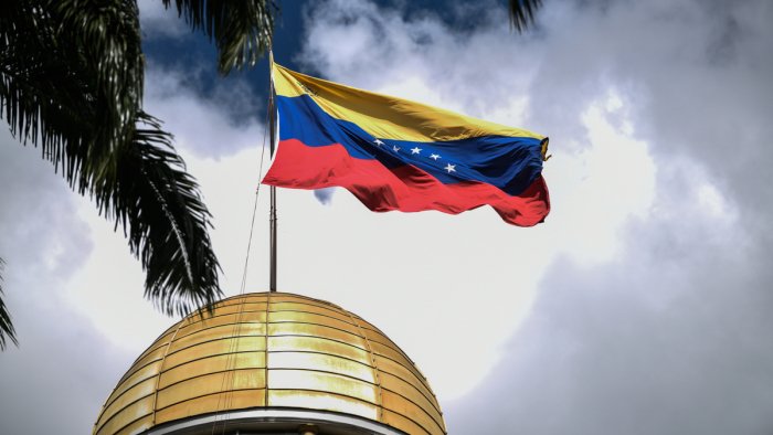 Венесуэланинг асосий мухолифат коалицияси учинчи уринишда президентлик сайловида қатнашувчи номзодини рўйхатдан ўтказишга муваффақ бўлди