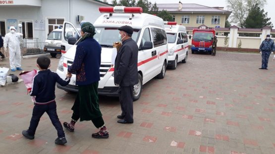 Chiroqchilik ayol dardi: uning to‘rt farzandi va eri koronavirusga chalingan