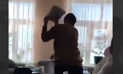 O‘quvchilarini kitob bilan urgan o‘qituvchi ishidan ayirildi