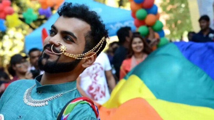 Nemis kiyimidagi yalangoch odamlarning fotosuratlari