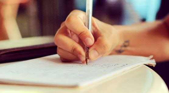 Miya uchun klaviaturada yozishdan ko‘ra qo‘lda yozish foydaliroq — tadqiqot