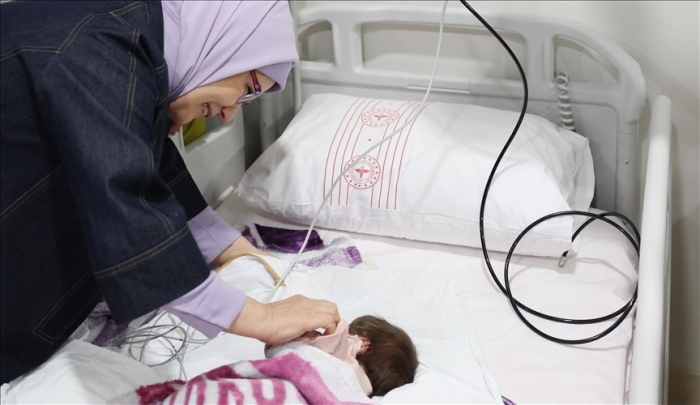 Эмине Эрдўған зилзила ҳудудидан Анқарага олиб келинган чақалоқларни бориб кўрди