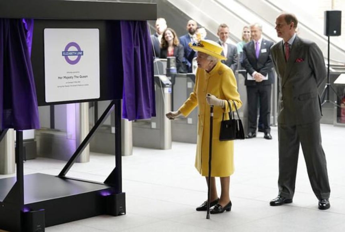 Лондонда қиролича Елизавета II шарафига темир йўл линияси очилди