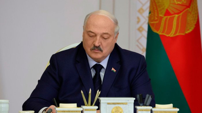 Лукашенко 8 минг маҳкумга амнистия қўллаш тўғрисидаги қонунни имзолади