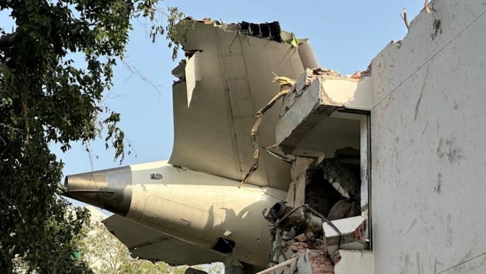 Air India авиаҳалокати: ёқилғи узатилиши ўчирилгани тасдиқланди, 260 киши ҳалок бўлган