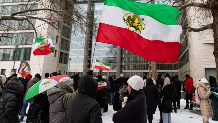 Tehronda namoyishchilar 26 ta bankka zarar yetkazdi va 25 ta masjidga o‘t qo‘yib yubordi