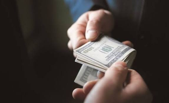 Андижоннинг Асака туманида мактабнинг 1-синфига ўқишга киритиб қўйишни ваъда қилган аёл 300 доллар пора билан ушланди