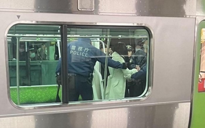 Токио метросида пичоқли ҳужум — бир аёл жароҳатланди Токио метросида пичоқли ҳужум — бир аёл жароҳатланди
