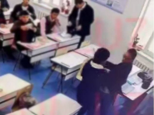 Навоийда мактаб директори ўқувчиларни калтаклади Навоийда мактаб директори ўқувчиларни калтаклади