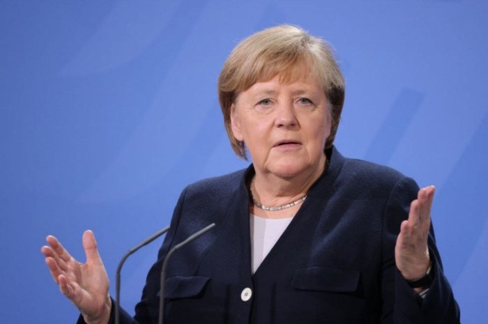 Hovlidagi yalangoch fotosuratlar